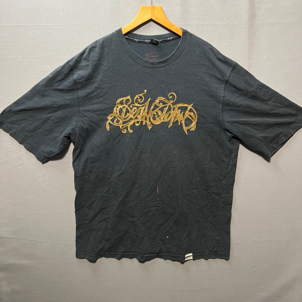 Sean John Mens XL Black Graphic T-Shirt Gold Ornate Script Logo Y2K Streetwear